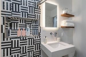 凤凰城ASH and KO的浴室设有白色水槽和镜子