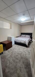 温尼伯Home的一间卧室配有一张床和一张书桌