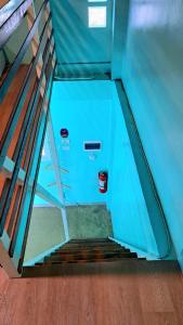 班塔延岛In Dai Aquasports and Beach Resort的蓝色天花板房子的楼梯