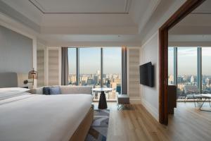 上海上海浦东滨江喜来登酒店的酒店客房享有城市美景,配有一张床。