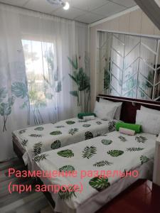 Komfort Lux Centre Karakol客房内的一张或多张床位