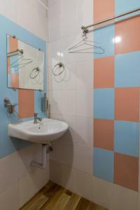 潘奇加尼Tabletop Villa Standard - 3的一间带水槽和镜子的浴室