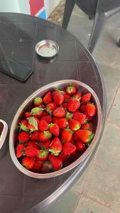 潘奇加尼Tabletop Villa Standard - 3的坐在玻璃桌旁的一碗草莓