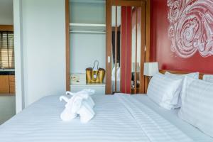 奥南海滩Aonang Suite Pool Villa的一间卧室配有带毛巾的床