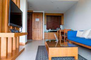 奥南海滩Aonang Suite Pool Villa的客厅配有蓝色的沙发和电视
