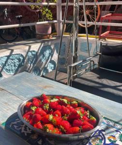 潘奇加尼Tabletop Villa Standard - 2的坐在桌子上的一碗草莓