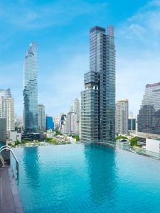 曼谷Amara Bangkok Hotel的一座位于城市的游泳池,有高大的建筑
