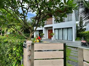 富国West Phu Quoc 3BR beach villa private swimming pool的房屋前带木箱的花园