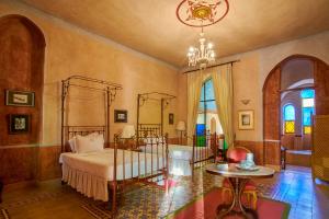 卢克索埃尔默杜瑞酒店的一间卧室配有一张床和一个吊灯