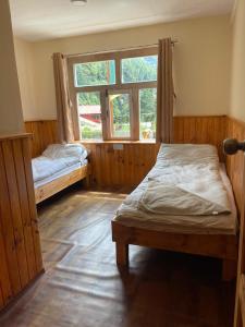 PhakdingKongde Peak Guest House的一间卧室设有两张床和窗户。