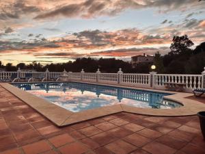米哈斯Casa Hermosa Mijas的阳台的游泳池,享有日落美景