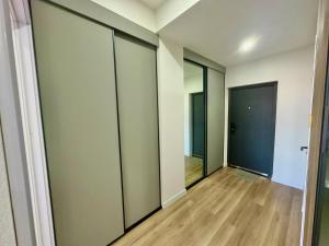 乌兰巴托Exclusive USA Embassy Proximity Apartments的走廊设有滑动玻璃门和木地板