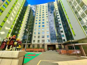乌兰巴托Exclusive USA Embassy Proximity Apartments的一座城市中高楼的大型建筑