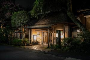 箱根山家庄日式旅馆的夜晚有茅草屋顶的房子