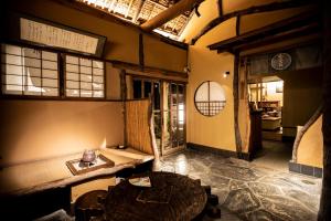 箱根山家庄日式旅馆的客厅里设有桌子