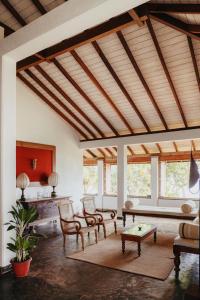 贝鲁沃勒Amuura Beach Villa的客厅设有木制天花板和桌椅