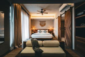 爱妮岛Isla Amara Resort的一间卧室配有一张床和一个沙发
