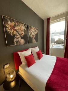 滨海图维列特鲁维尔酒店的一间卧室配有一张带红色枕头的床和一扇窗户