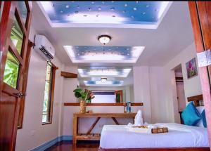 圣维森特Peak View Resort的一间卧室设有一张床铺、一张桌子和天花板