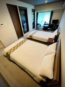 成田NARITA HOTEL KAKUREGA - Vacation STAY 69221v的酒店客房设有两张床和钢琴