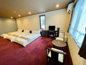 成田NARITA HOTEL KAKUREGA - Vacation STAY 72264v的酒店客房设有一张大床和一张书桌。