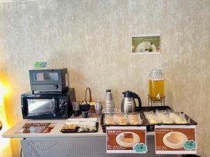 成田NARITA HOTEL KAKUREGA - Vacation STAY 72264v的配有糕点的柜台和咖啡机
