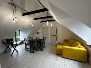 迪利然Areguni Cottage的客厅配有黄色的沙发和桌子