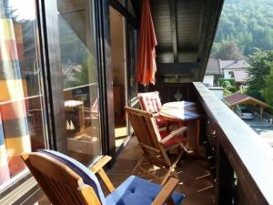 米滕瓦尔德Sonnentau -909-的阳台配有桌椅和窗户。