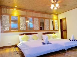 圣维森特Peak View Resort的卧室配有一张带白色床单和枕头的大床。