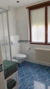 卡尔切拉尼卡阿拉戈Casa Ferrari Michela的一间带卫生间和窗户的浴室