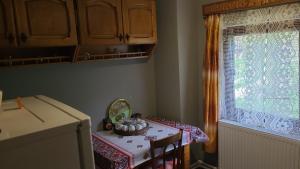 丰杜摩尔多瓦Casa Rustik Bucovina的一个带桌子和窗户的小厨房