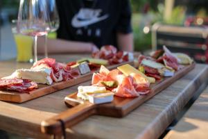 阿维尼翁Lodges & Nature - 49的一张桌子,上面放着两盘食物和一杯葡萄酒