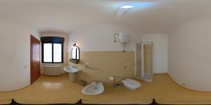SantʼElia a PianisiPianisi Albergo的大型浴室设有2个卫生间和水槽