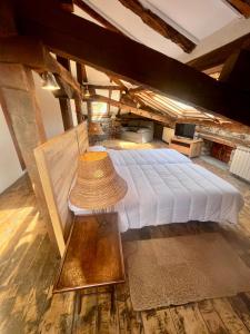 ArmañoCasa Rural Basiver - Suite Basiver的一间卧室,配有一张带稻草帽的床