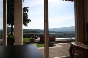 蒙塔莱格里艾呙齐奎那酒店的推拉玻璃门,享有庭院的景色