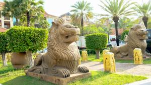 暹粒Empress Angkor Resort & Spa的一群狮子在公园里的雕像