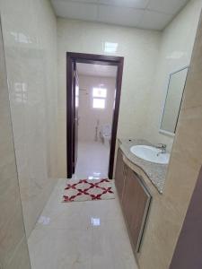塞拉莱نسائم صلاله NassayemSalalah的一间带水槽、卫生间和毛巾的浴室