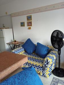 拉斯苏德尔Banana resort的带沙发和风扇的客厅