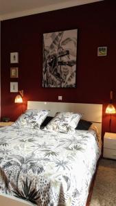 丰沙尔La Chambre de Ker Briac的一间卧室配有一张带黑白色棉被的床