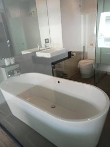 奈扬海滩Maya Phuket Airport Hotel - SHA Extra Plus的浴室配有白色浴缸及水槽
