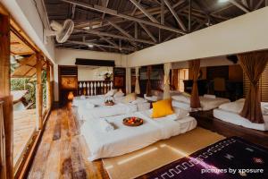 彭亨Tirtha Quddus Farmstay的客厅配有白色沙发和黄色枕头。