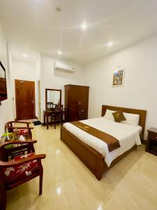 潘郎Ninh Chu 2 Hotel的一间卧室配有一张大床和一张书桌