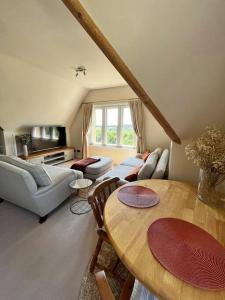 法纳姆Ipsley Lodge Apartment Surrey Hills的客厅配有沙发和桌子