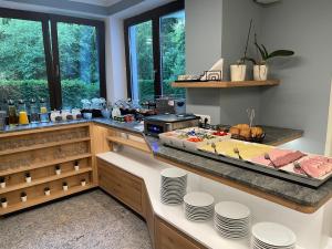 维也纳阿尔塔曼酒店的厨房配有带食物的柜台