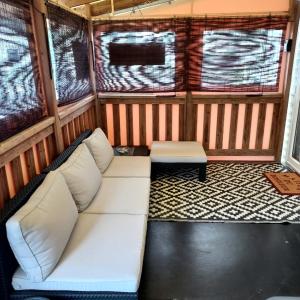 米米藏Mammiehome - 6 places - Mimizan - Camping La Lande的带沙发和2扇窗户的客厅