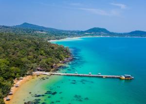 瓜隆岛Tree House Bungalows的享有海滩空中美景,设有码头