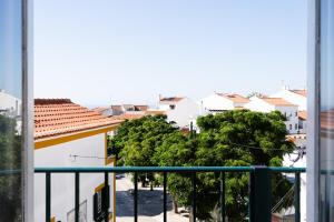 纳扎雷A Casa da Marina - Sitio的阳台享有城市美景。