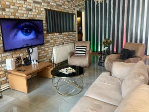 萨姆松Samsun Osmanlı Otel的带沙发和电视的客厅