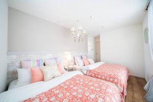 南城Sun flower的白色和粉红色客房的两张床