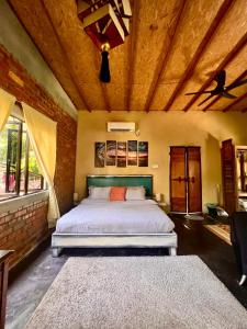 丹绒鲁Eagleye Langkawi的一间卧室设有一张床和木制天花板